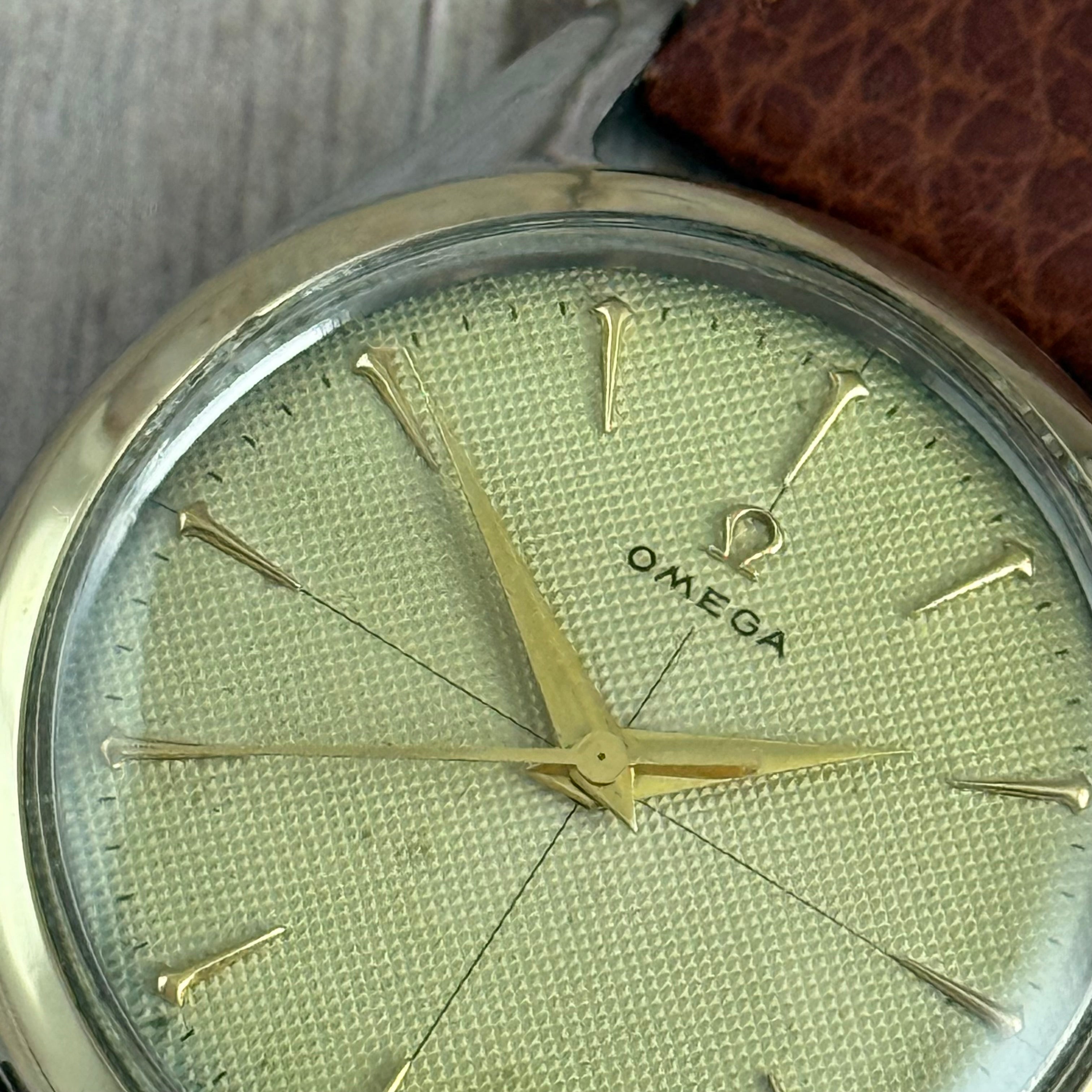 1950 Omega gents wrist watch Cross-hair honeycomb dial gold bezel 33mm (2647/2)