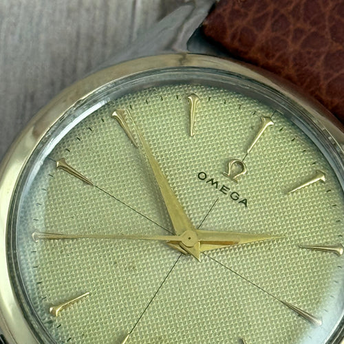 1950 Omega gents wrist watch Cross-hair honeycomb dial gold bezel 33mm (2647/2)
