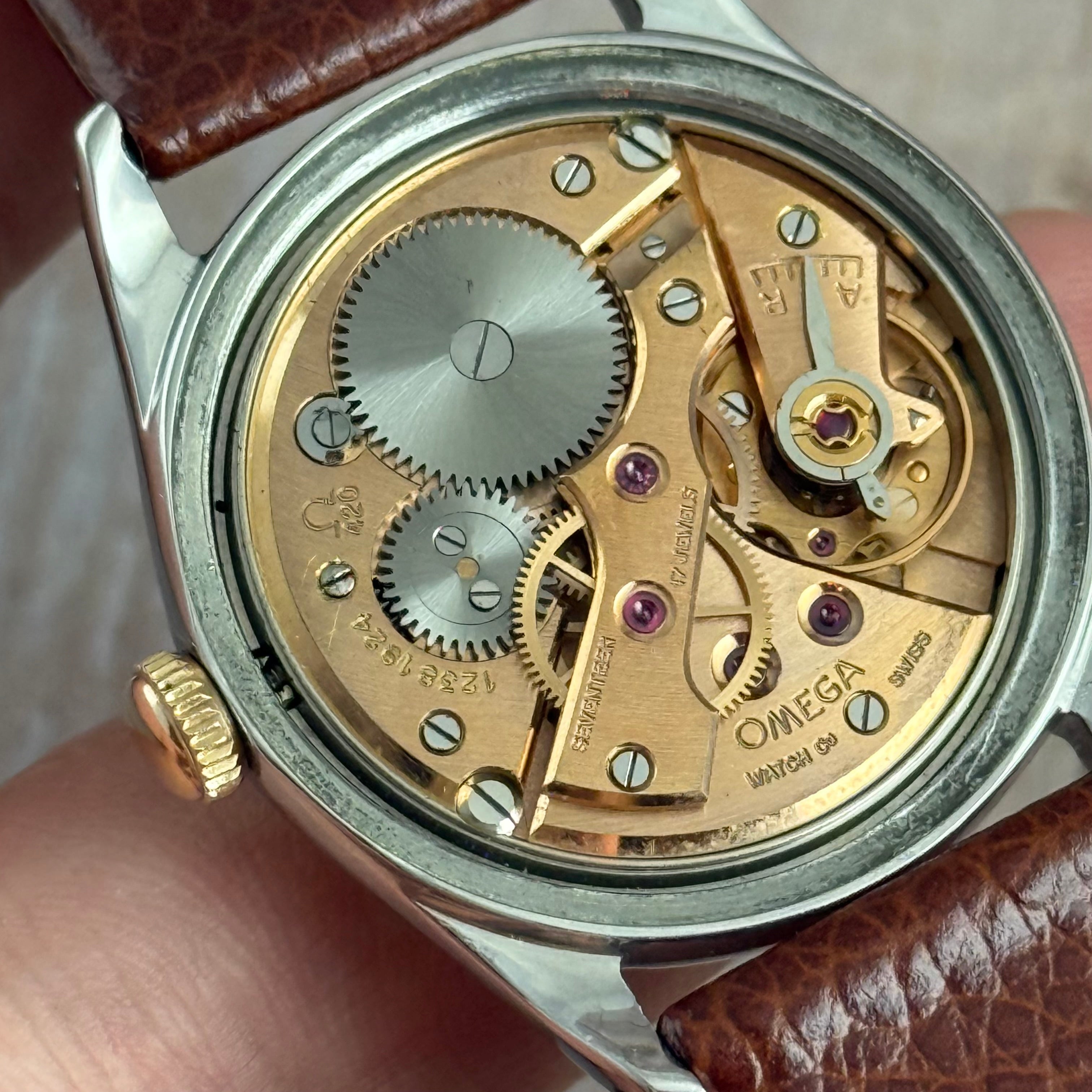 1950 Omega gents wrist watch Cross-hair honeycomb dial gold bezel 33mm (2647/2)