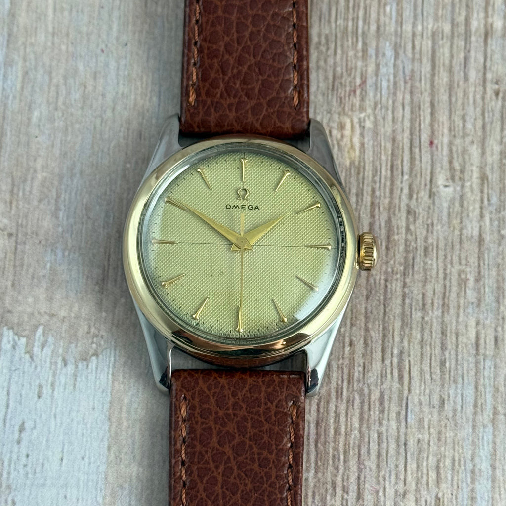 1950 Omega gents wrist watch Cross-hair honeycomb dial gold bezel 33mm (2647/2)