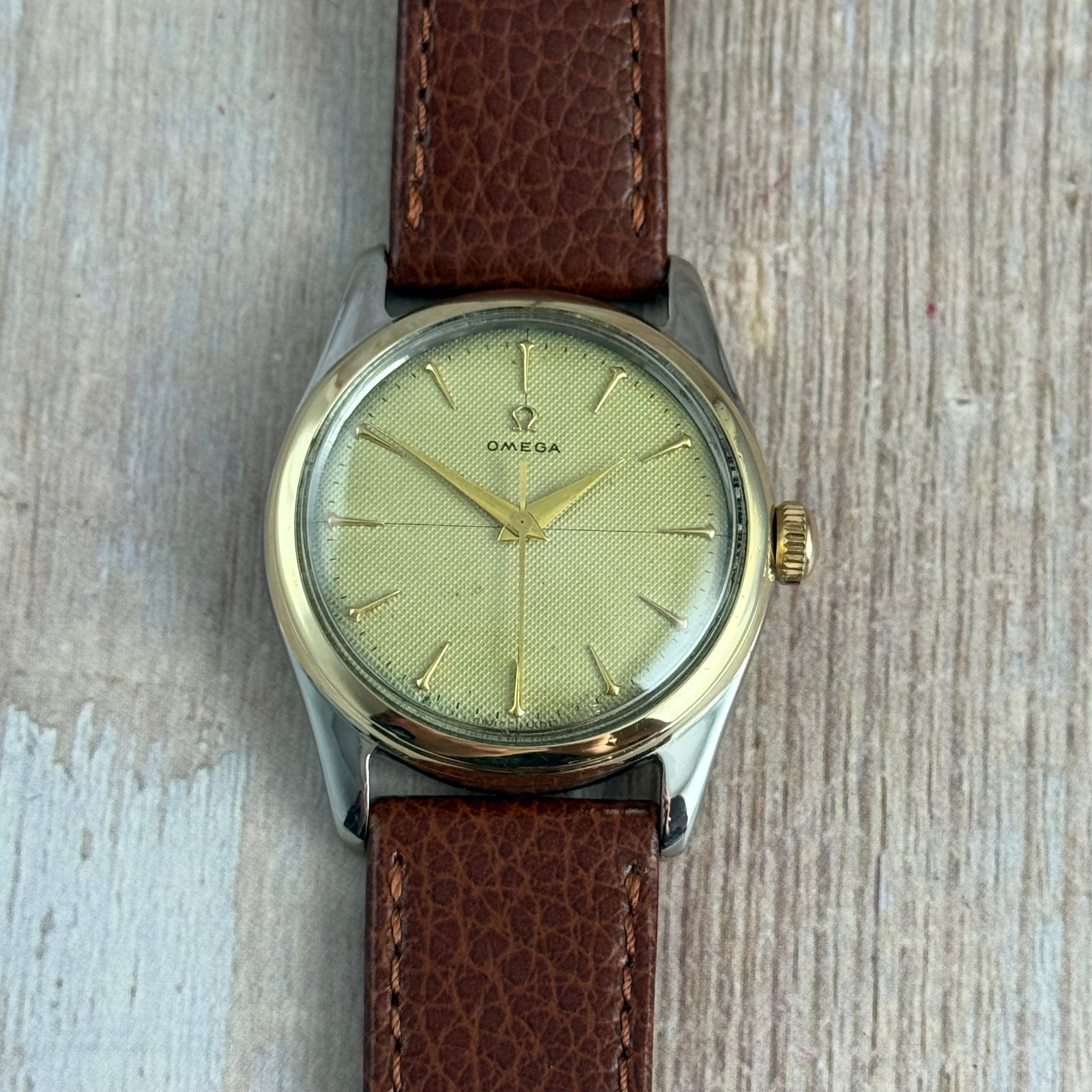 1950 Omega gents wrist watch Cross-hair honeycomb dial gold bezel 33mm (2647/2)