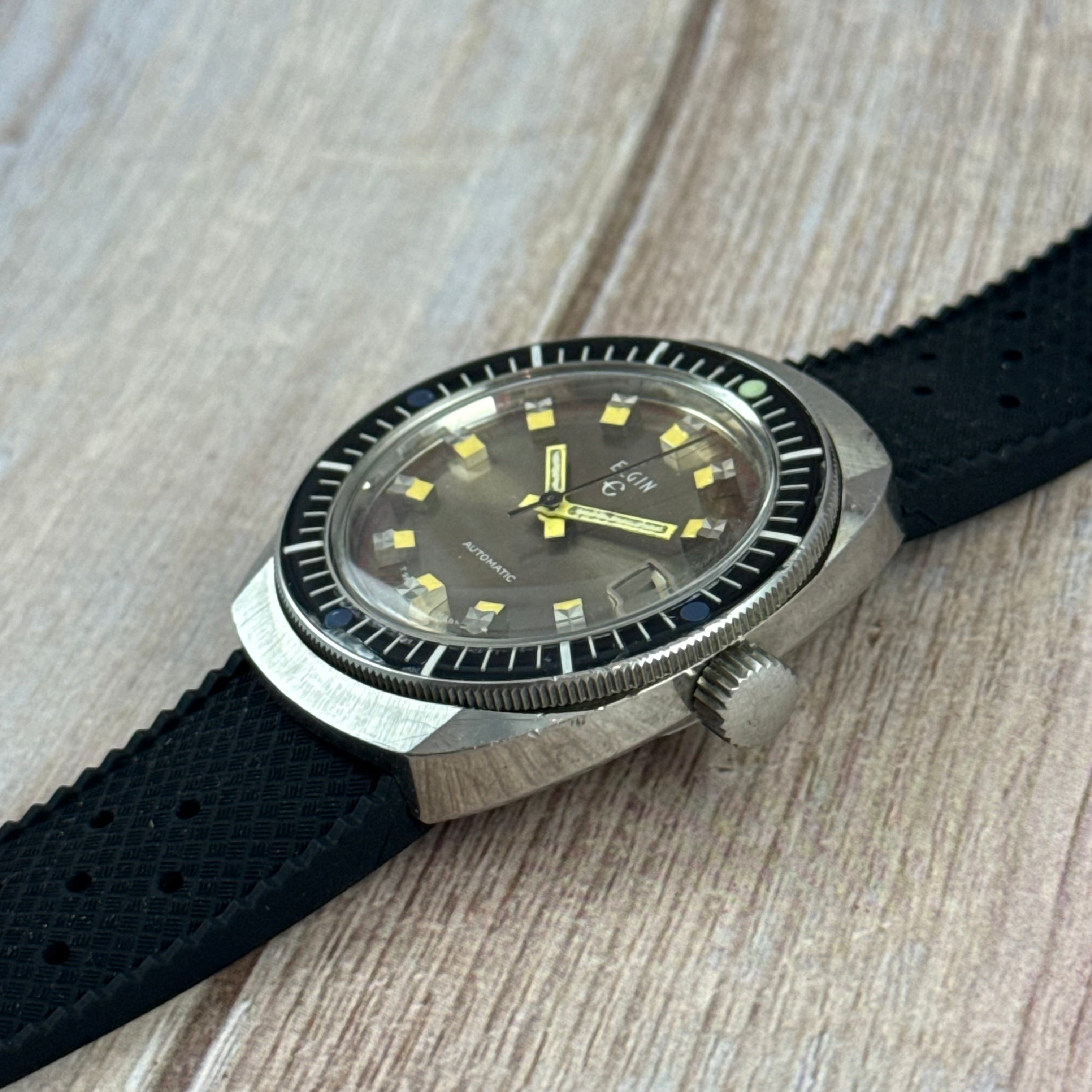 1970s Elgin men’s divers watch automatic 37mm date Bakelite bezel