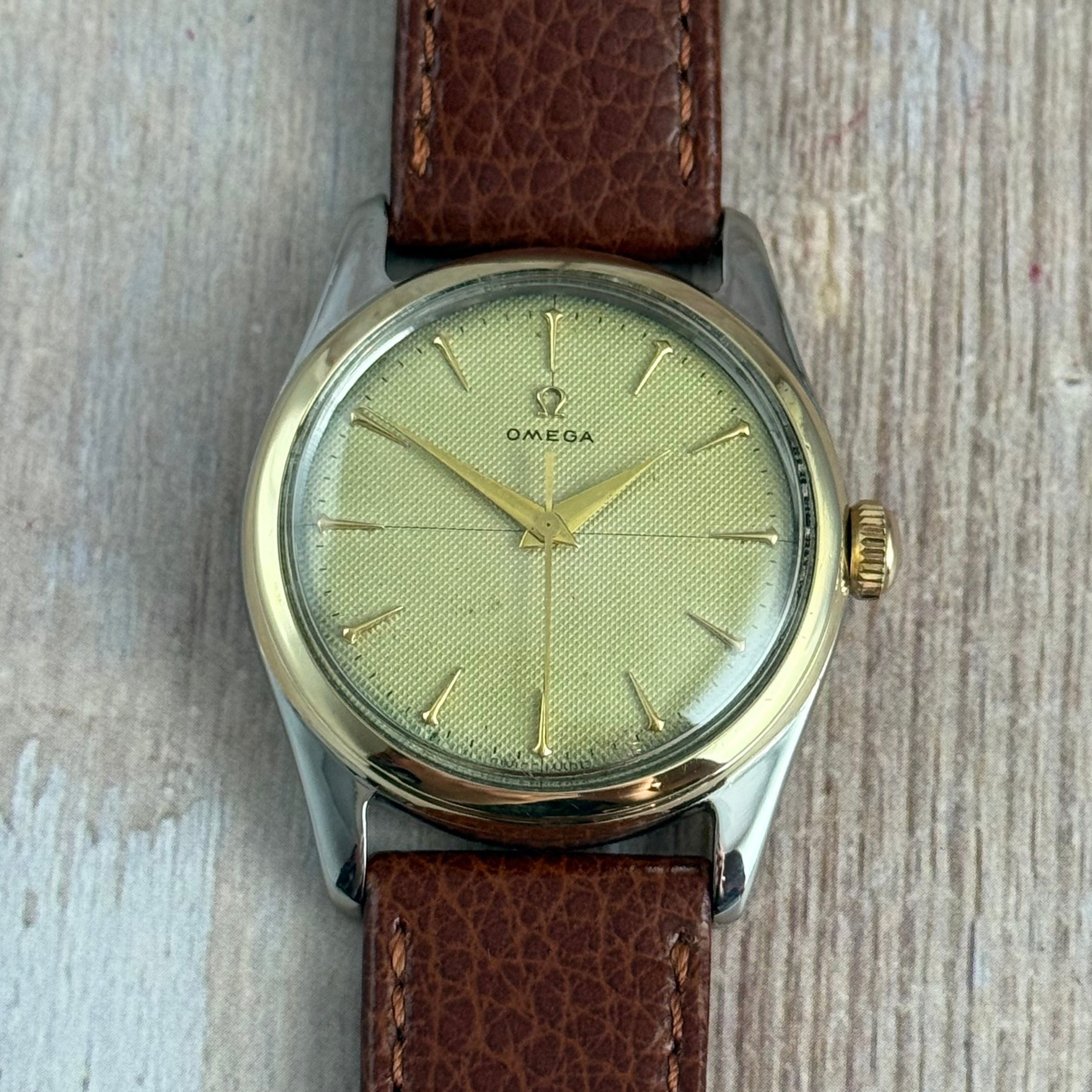 1950 Omega gents wrist watch Cross-hair honeycomb dial gold bezel 33mm (2647/2)