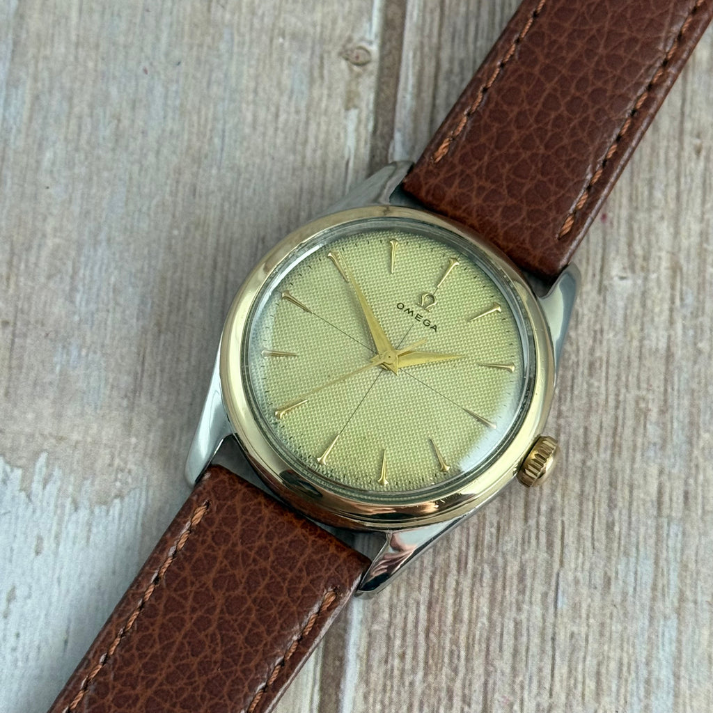 1950 Omega gents wrist watch Cross-hair honeycomb dial gold bezel 33mm (2647/2)