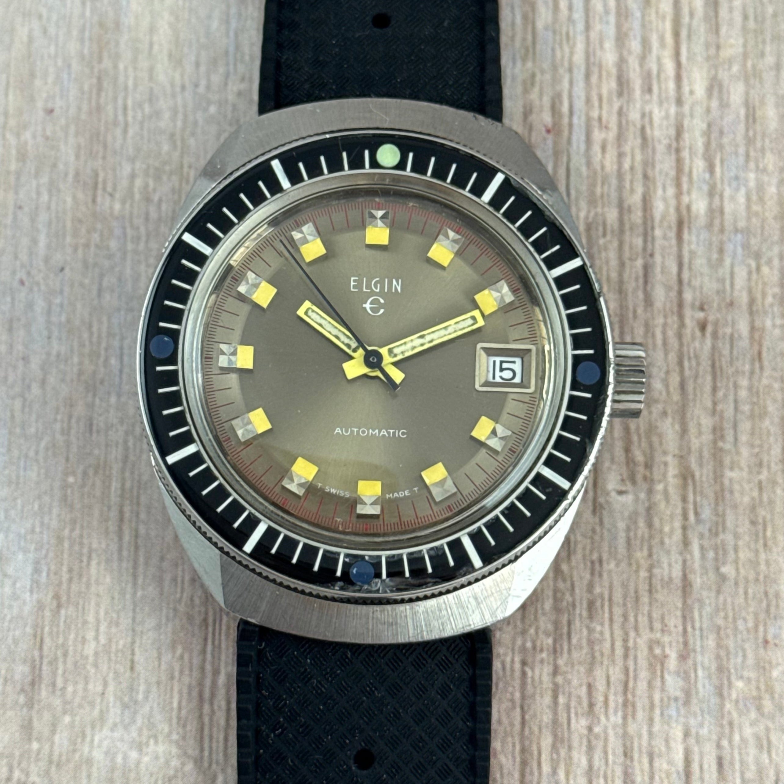 1970s Elgin men’s divers watch automatic 37mm date Bakelite bezel