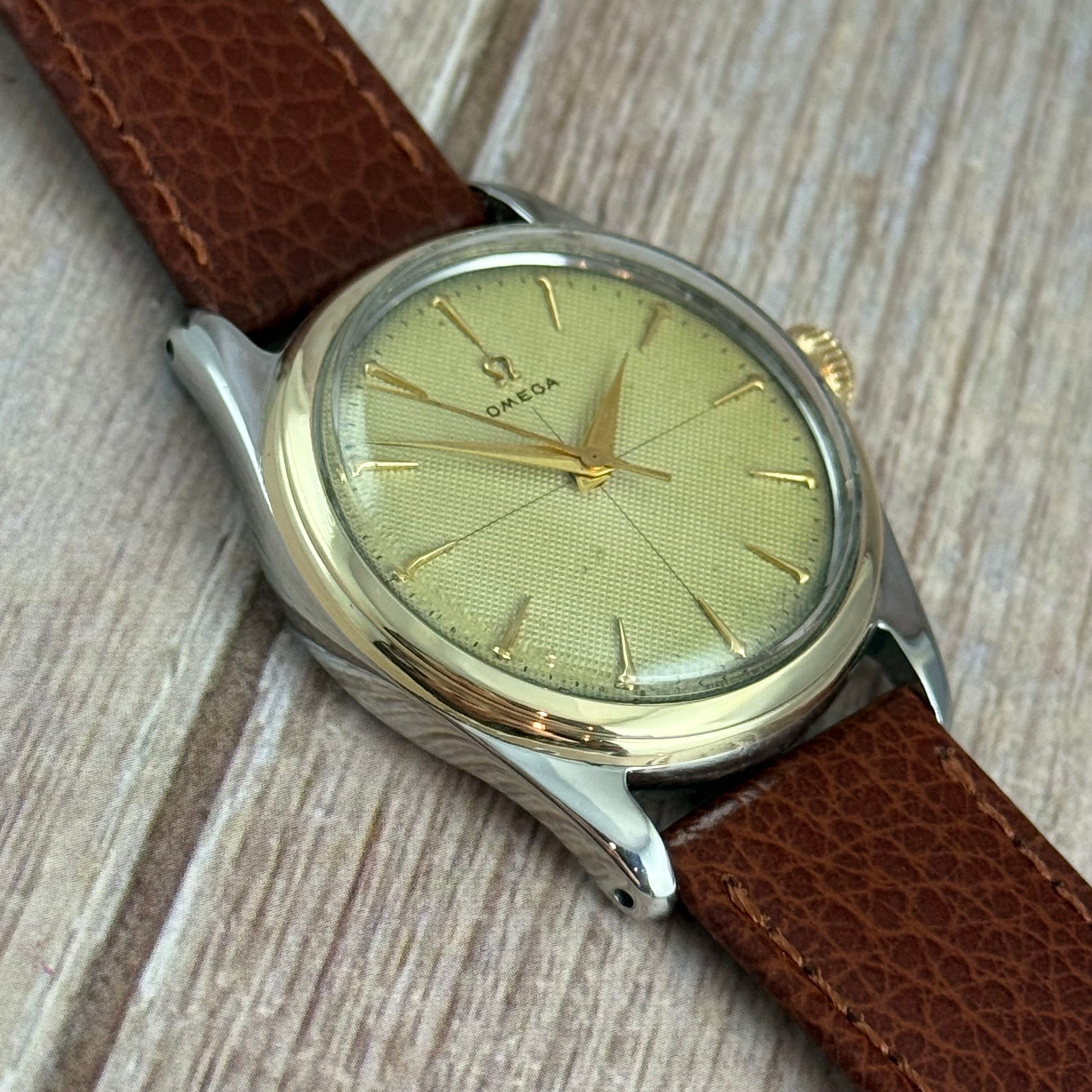 1950 Omega gents wrist watch Cross-hair honeycomb dial gold bezel 33mm (2647/2)