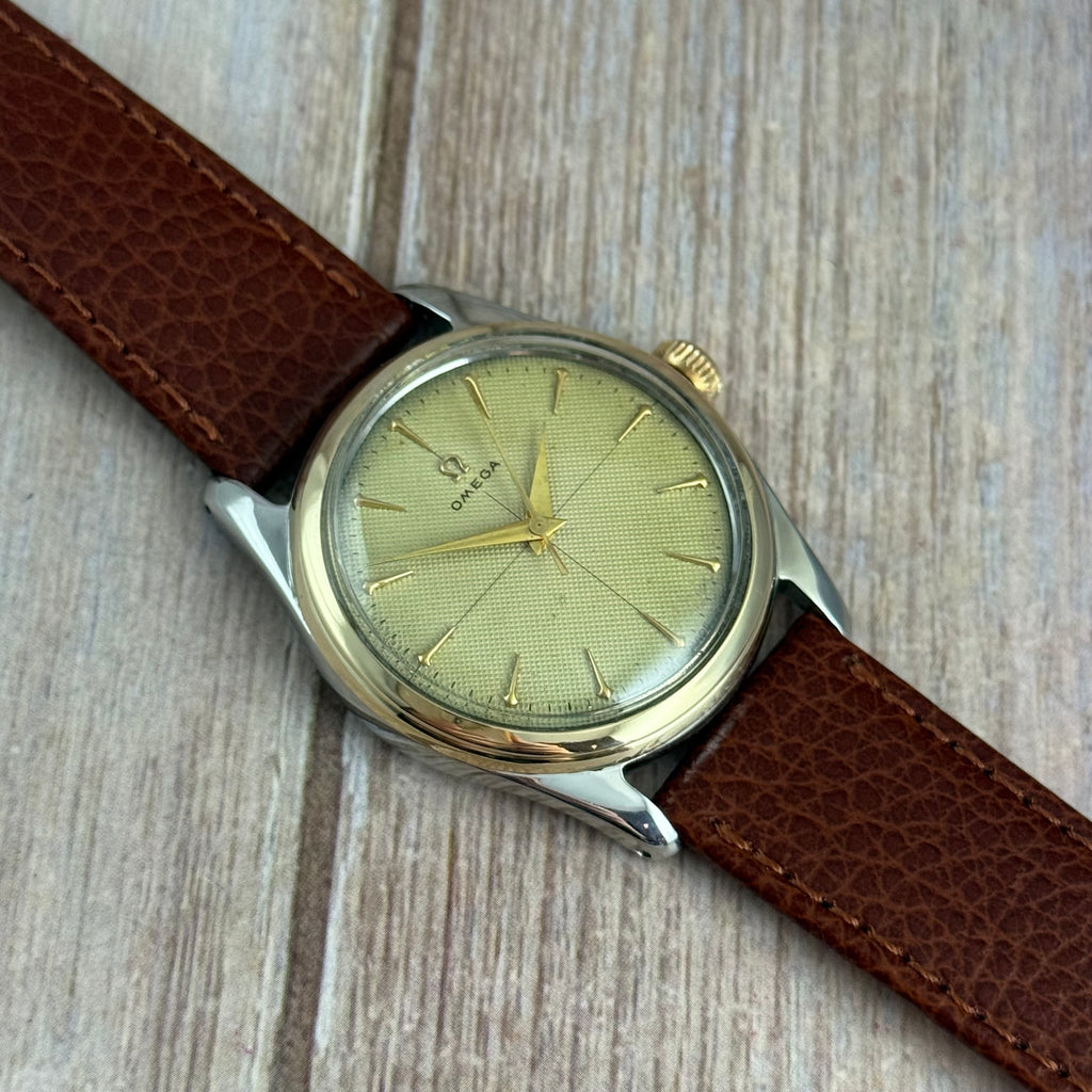 1950 Omega gents wrist watch Cross-hair honeycomb dial gold bezel 33mm (2647/2)