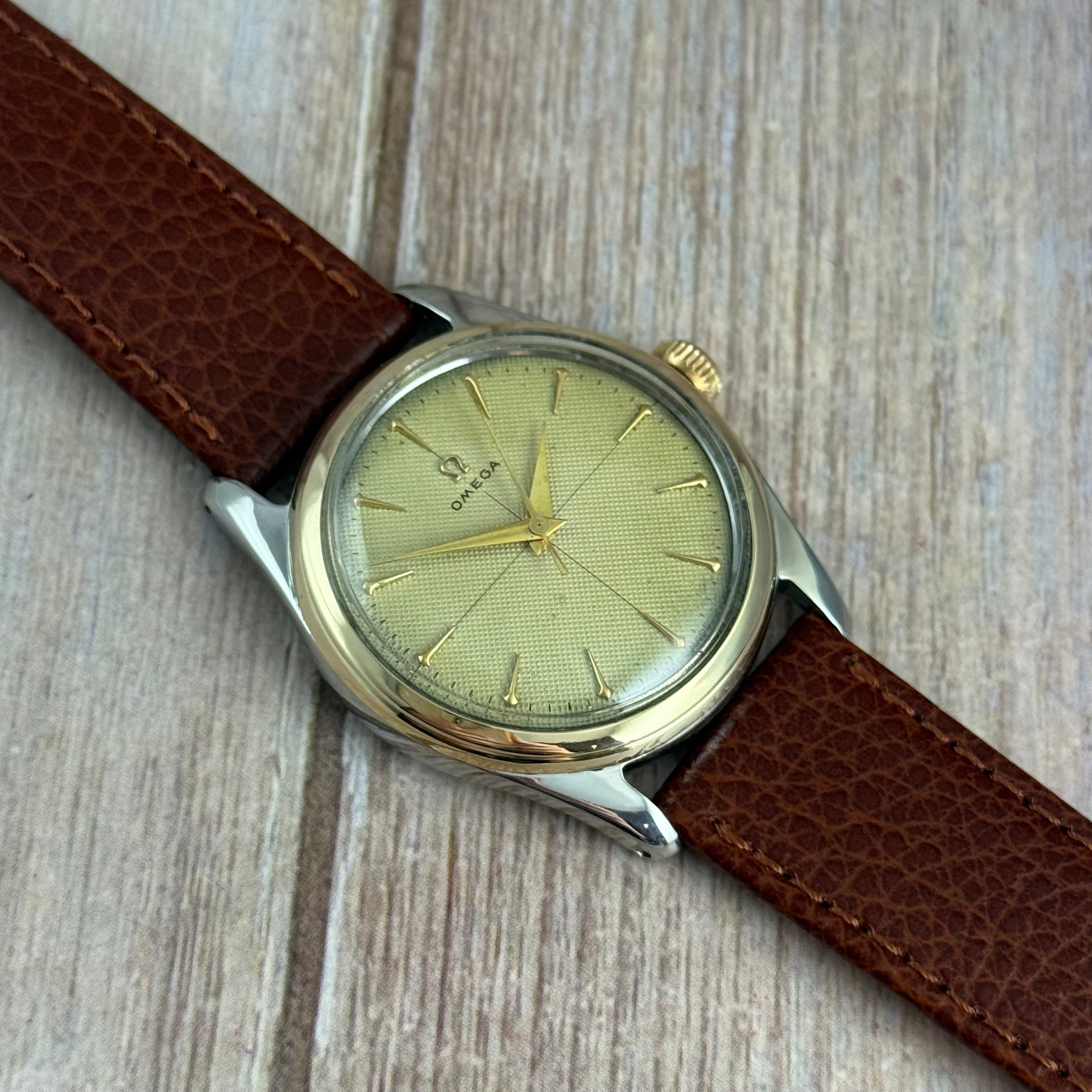 1950 Omega gents wrist watch Cross-hair honeycomb dial gold bezel 33mm (2647/2)