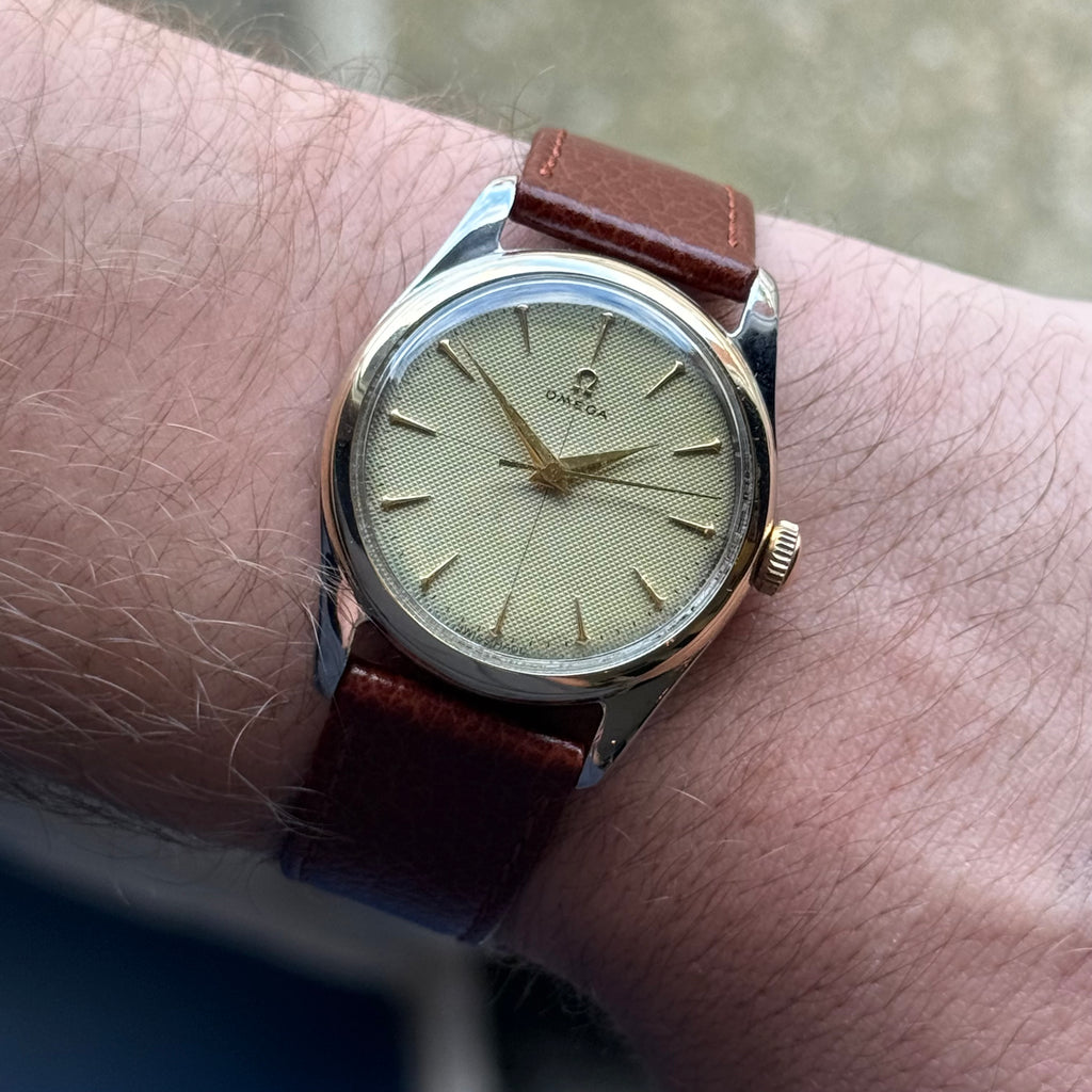 1950 Omega gents wrist watch Cross-hair honeycomb dial gold bezel 33mm (2647/2)
